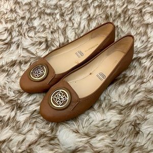 NWT Liz Claiborne Tan Brown Emblem Flats Size 7